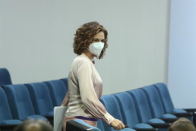 La ministra portavoz y ministra de Hacienda, María Jesús Montero, a su llegada a una rueda de prensa posterior al Consejo de Ministros extraordinario, en el Complejo de La Moncloa, a 27 de mayo de 2021, en Madrid (España). Este consejo extraordinario ha a