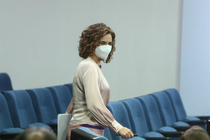 La ministra portavoz y ministra de Hacienda, María Jesús Montero, a su llegada a una rueda de prensa posterior al Consejo de Ministros extraordinario, en el Complejo de La Moncloa, a 27 de mayo de 2021, en Madrid (España). Este consejo extraordinario ha