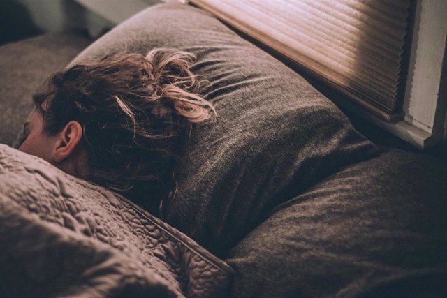 Mujer durmiendo.