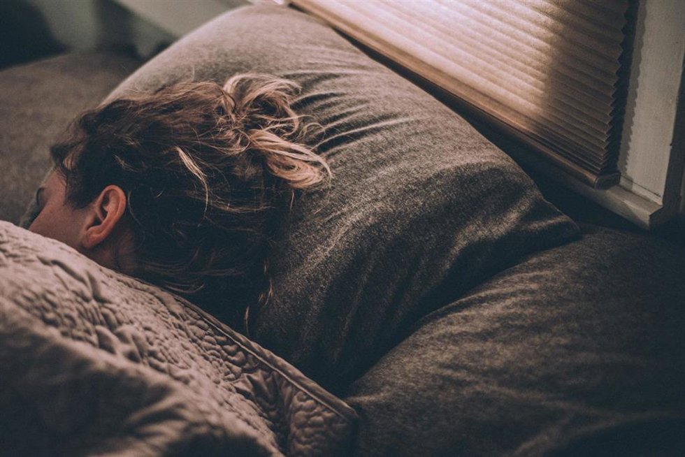 Mujer durmiendo.