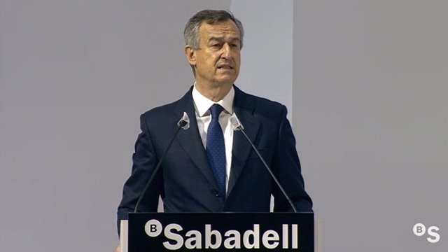 Archivo - El consejero delegado de Banco Sabadell, César González-Bueno, durante su intervención.