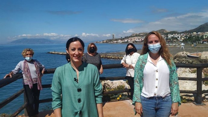 La diputada de Unidas Podemos por Sevilla en el Congreso Isabel Franco y la concejala de Podemos en Rincón de la Victoria, Rosa Ramanda, en la costa del municipio