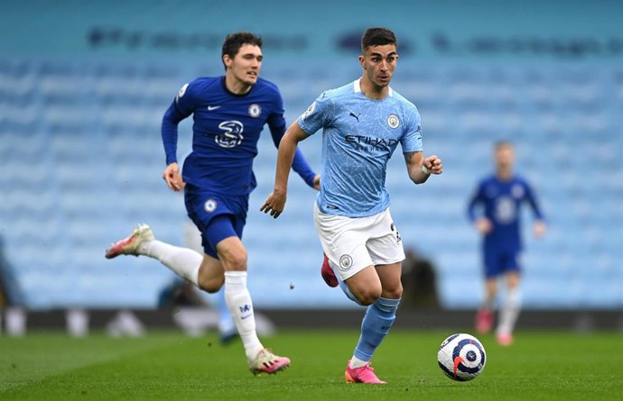 El jugador español Ferran Torres conduce el balón ante Andreas Christensen en un Manchester City-Chelsea de la Premier League