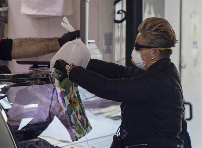 Archivo - Compras en un mercado de abasto de Sevilla