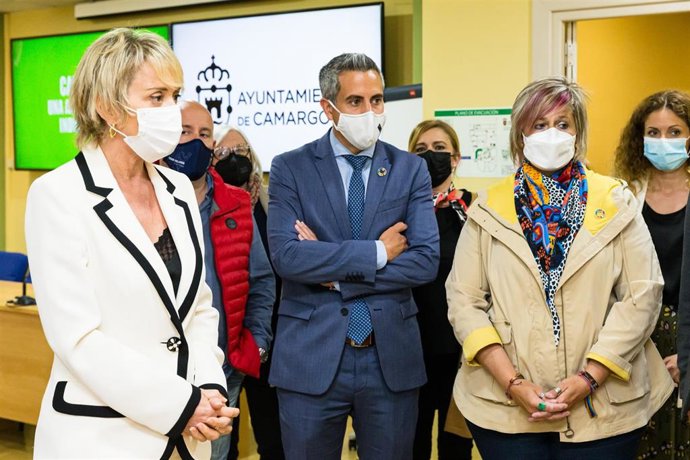 La secretaria de Estado de Digitalización e Inteligencia Artificial, Carme Artigas, y el vicepresidente cántabro, Pablo Zuloaga, visitan el Digital Learning Centre de Camargo junto a la alcaldesa, Esther Bolado