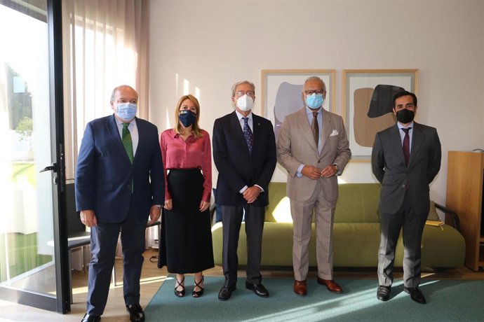 Encuentro en la Junta de Andalucía de la AED