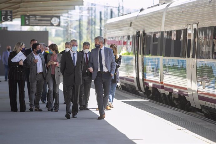 El vicepresidente primero y conselleiro de Presidencia, Xustiza e Turismo, Alfonso Rueda, firma con el presidente de Renfe, Isaías Táboas, el convenio para poner en marcha la octava edición de los trenes turísticos.