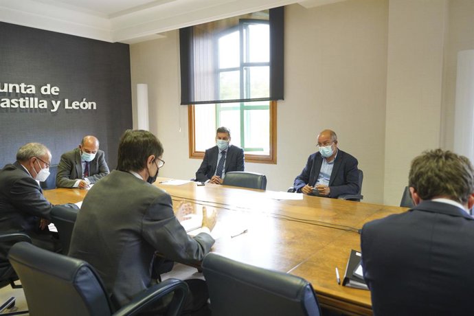 Reunión de los consejeros Francisco Igea y Carlos Fernández Carriedo junto a otros cargos de la Junta con el secretario de Estado para la UE, Juan González-Barba.