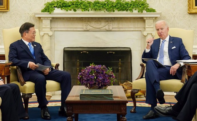 21 May 2021, US, Washington: USPresident Joe Biden (R) and South Korean President Moon Jae-in hold talks at the Oval Office of the White House. Photo: -/YNA/dpa