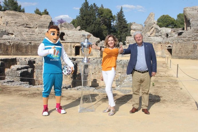 La mascota de la Eurocopa en Itálica junto a Concha Cobreros y el alcalde de Santiponce