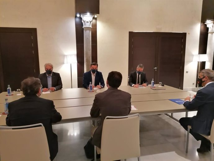 El alcalde de Granada, Luis Salvador, en el centro en la imagen, en la reunión con el PP en el ecuador del mandato municipal