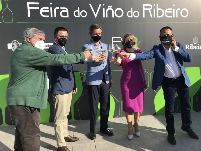 El conselleiro do Medio Rural, José González, y el delegado del Gobierno en Galicia, José Miñones, en la Feira do Viño do Ribeiro