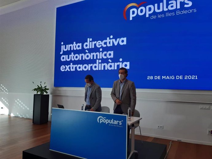 El secretario general del PP de Baleares, Toni Fuster, y el presidente del PP balear, Biel Company en la reunión de la junta directiva autonómica extraordinaria.