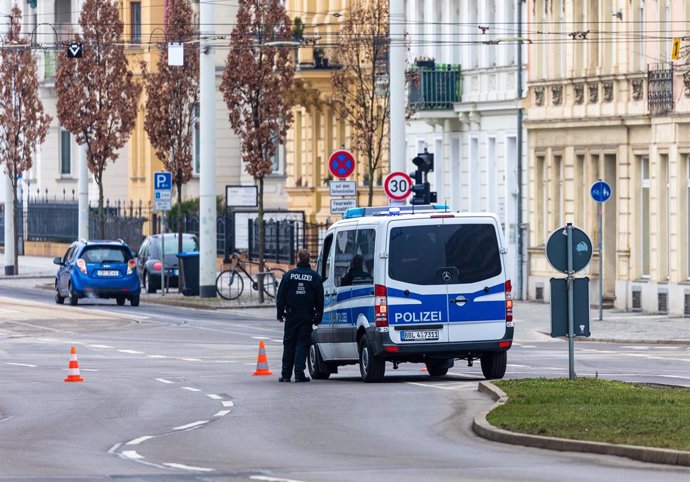 Archivo - 01 March 2021, Brandenburg, Cottbus: Police forces block Karl-Marx street during the defusing of a World War II bomb, part of downtown Cottbus was evacuated on Monday morning. Photo: Frank Hammerschmidt/dpa-Zentralbild/ZB