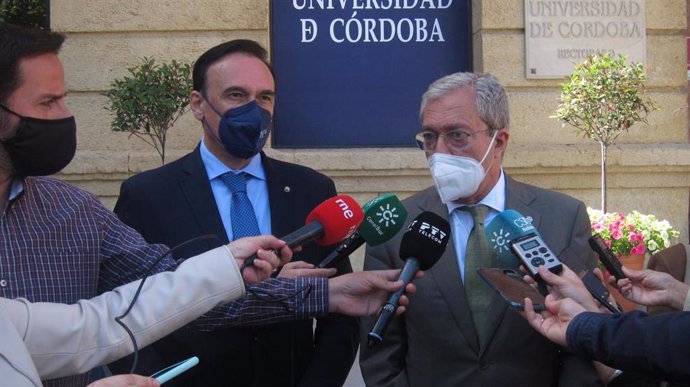 El presidente de la CRUE y rector de la UCO, José Carlos Gómez Villamandos, junto al consejero de Universidades de la Junta de Andalucía, Rogelio Velasco.