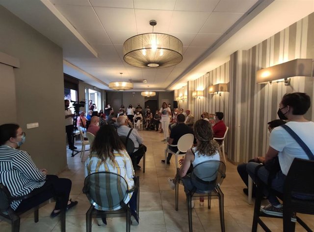 Susana Diaz (al fondo), durante el encuentro con militantes en Cabra.