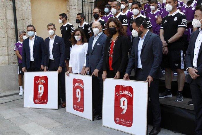 El alcalde de Palma, José Hila (1i); la presidenta del Govern, Francina Armengol (3i); el presidente del RCD Mallorca, Andy Kohlberg (4i) y la presidenta del Consell de Mallorca, Catalina Cladera (5i), posan con los jugadores del  RCD Mallorca.