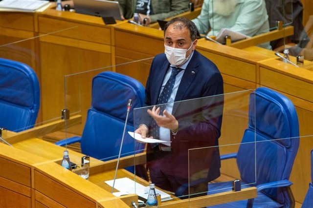 El conselleiro de Sanidade, Julio García Comesaña, en el pleno de la Cámara gallega