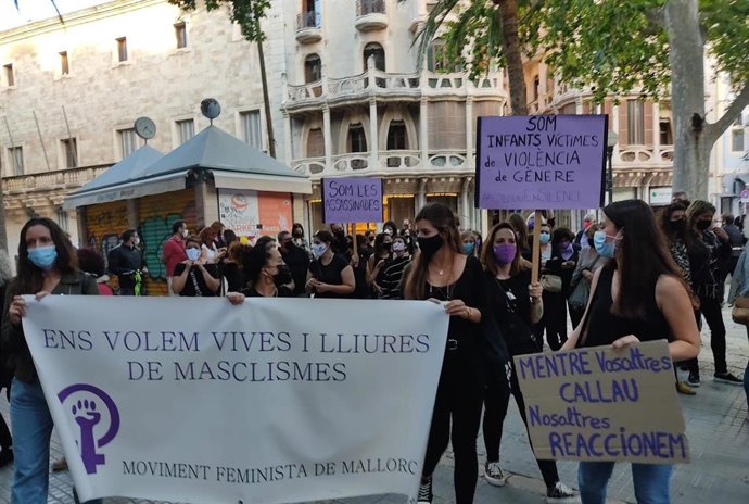 Más de un centenar de personas reivindican en Palma "la igualdad transversal" frente al "terrorismo machista".