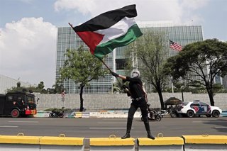 Una persona se manifiesta en protesta por los ataques de Israel sobre las Franja de Gaza frente a la Embajada de EEUU en Indonesia