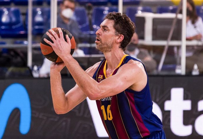 Pau Gasol lanza a canasta en un partido con el FC Barcelona