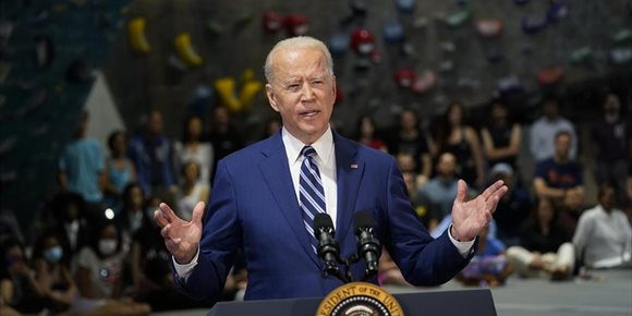 4. Biden reivindica a su Gobierno durante la pandemia y dice que las muertes por coronavirus cayeron un 85%