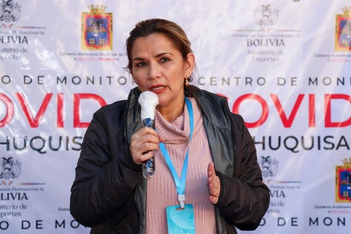 Archivo - La autoproclamada presidenta de Bolivia, Jeanine Áñez, con una tarjeta antivirus Virus Shut Out