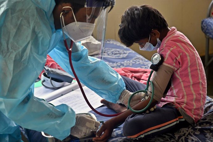 25 May 2021, India, Bengaluru: A doctor checks the blood pressure of a child at a Covid 19 Care Centre and Quarantine centres for children, which have been set-up to help many children who were tested positive. Photo: Meghana Sastry/SOPA Images via ZUMA