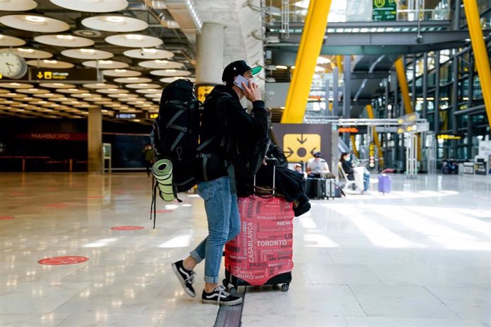 Un chico con el equipaje en la T4 del aeropuerto Adolfo Suárez, Madrid-Barajas durante el primer día laboral tras el estado de alarma, a 10 de mayo de 2021, en Madrid (España). Tras el fin del segundo estado de alarma, que tuvo lugar ayer domingo 9 de m