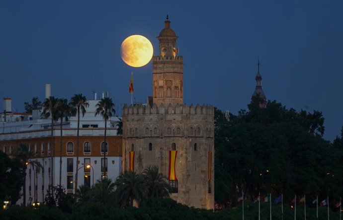 Archivo - Eclipse lunar parcial en Sevilla con la Torre del Oro enfrente.