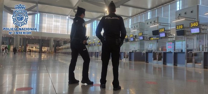 Archivo - Agentes de la Policía Nacional en el aeropuerto de Málaga