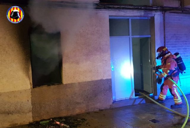 Bomberos sofocan un incendio en una vivienda en L'Olleria (Valencia)