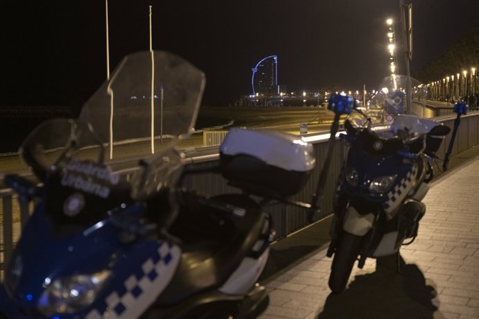 Dos motos de Policía aparcadas en la playa de la Barceloneta