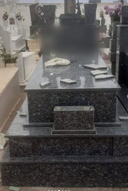 Estado de una de las fosas tras los actos vandálicos