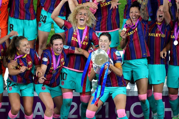 16 May 2021, Sweden, Gothenburg: Barcelona players celebrate victory with the championship's trophy after the end of the UEFA Women's Champions League final soccer match between Chelsea and Barcelona at Gamla Ullevi stadium. Photo: Adam Ihse/PA Wire/dpa