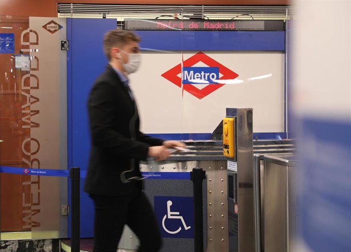 Una persona camina en la estación de metro de Sol