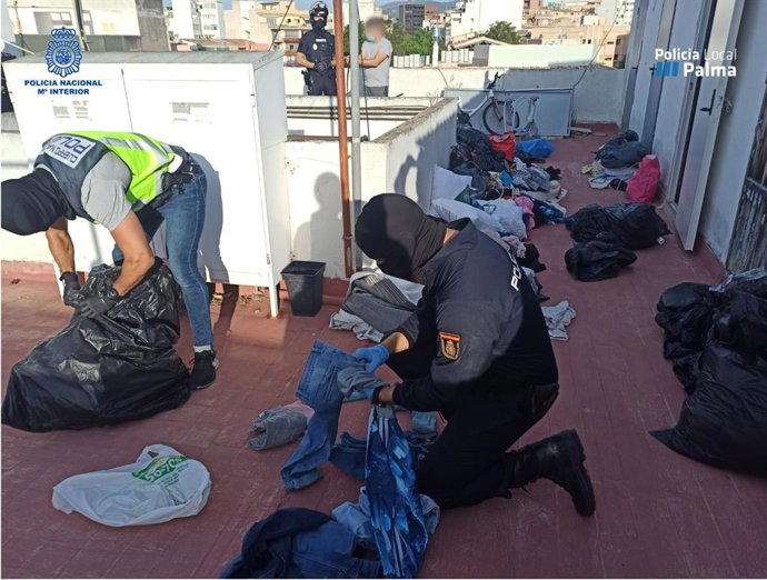 Agentes de la Policía Nacional y de la Policía Local en la operación antidrogas 'Comecocos' de Palma.