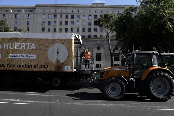 Caravana de tractores que parte de Madrid IFEMA para protestar contra el recorte de caudal del Trasvase Tajo-Segura anunciado por el Ministerio de Transición Ecológica, donde acabará la manifestación, a 24 de mayo de 2021, en Madrid (España). Esta conce