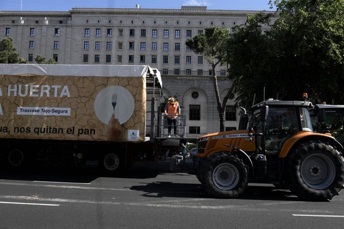 Caravana de tractores que parte de Madrid IFEMA para protestar contra el recorte de caudal del Trasvase Tajo-Segura anunciado por el Ministerio de Transición Ecológica, donde acabará la manifestación, a 24 de mayo de 2021, en Madrid (España). Esta conce