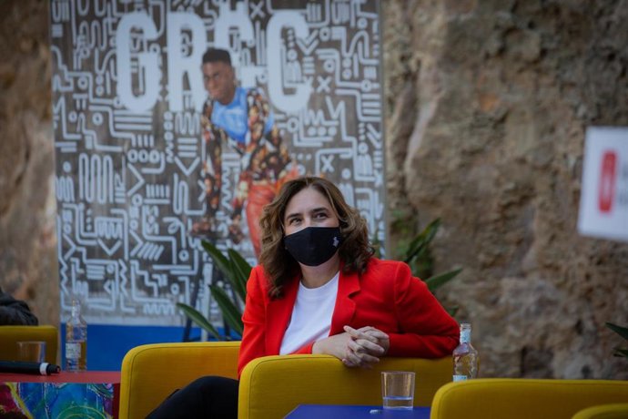 La alcaldesa de Barcelona, Ada Colau, durante una rueda de prensa en la presentación de la programación del Festival Grec 2021 en el Teatre Grec, a 4 de mayo de 2021, en Barcelona, Cataluña (España). 