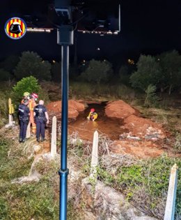 Bomberos intervienen en la fuga de agua en Godella (Valencia)
