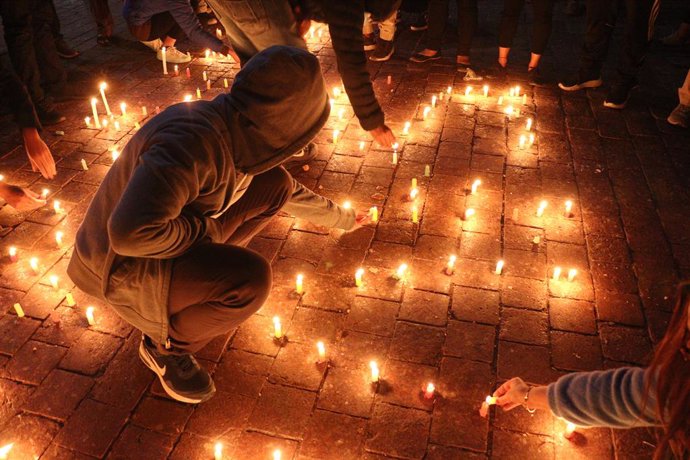Archivo - 31 March 2021, Nepal, Kathmandu: Nepalis activists light up candles as part of a mass pray calling for peace in Myanmar. Photo: Aryan Dhimal/ZUMA Wire/dpa