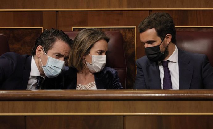 (I-D) El secretario general del Partido Popular, Teodoro García Egea; la portavoz del PP en el Congreso de los Diputados, Cuca Gamarra; y el líder del PP, Pablo Casado, conversan durante una sesión de control al Gobierno