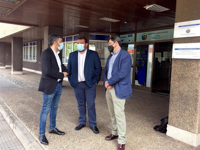 El consejero de Medio Rural, Alejandro Calvo; el presidente de la Federación de Cofradías de Asturias, Adolfo García, y el director general de Pesca Marítima, Francisco González.