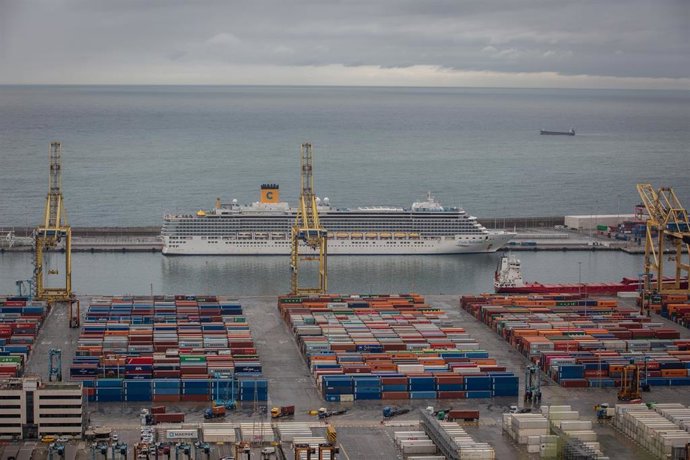 Archivo - Un crucero atracado en el Puerto de Barcelona en abril de 2020 durante la pandemia