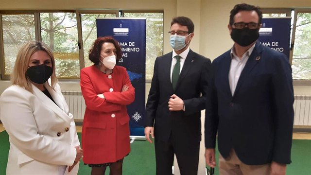 La Concejala De Hacienda De Langreo, Patricia Fernández; La Presidenta De La Facc, Cecilia Pérez; El Consejero De De Industria, Empleo Y Promoción Económica, Enrique Fernández, Y El Director General De Comercio, Julio González Zapico