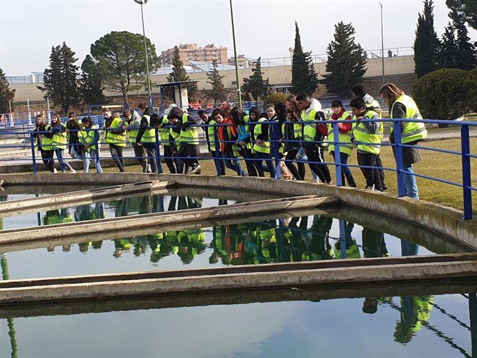 Visita a la planta potabilizadora de Casablanca, en Zaragoza (Foto de archivo).