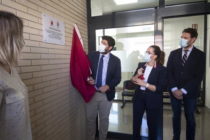 El presidente de la Región de Murcia, Fernando López Miras, inauguró hoy el nuevo consultorio médico de Santa Ana, en Cartagena