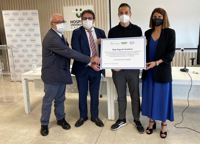 El doctor David Martín Hidalgo recibe la beca Stop Fuga de Cerebros de manos de José María Vergeles.