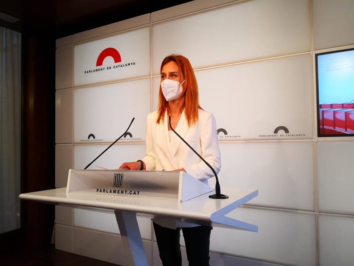 La líder de los comuns en el Parlament, Jéssica Albiach, en rueda de prensa en el Parlament